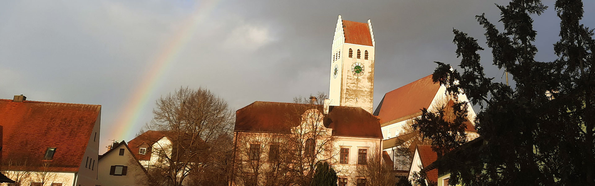 Regenbogen über Basilika St. Arsatius