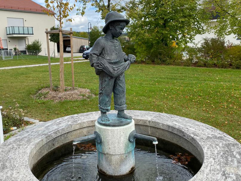 Grossansicht in neuem Fenster: Brunnen vor dem Rathaus Ilmmünster Grossansicht in neuem Fenster: Brunnen vor dem Rathaus Ilmmünster